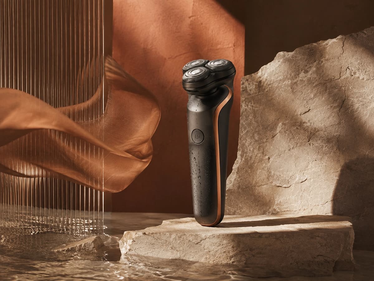 Máy cạo râu được dàn dựng theo concept với vật liệu và ánh sáng nâu đồng